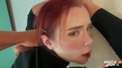 Miestä nussitaan suuhun ja pilluun Tottelevainen punapää Skimpy ja Cum on Tissit